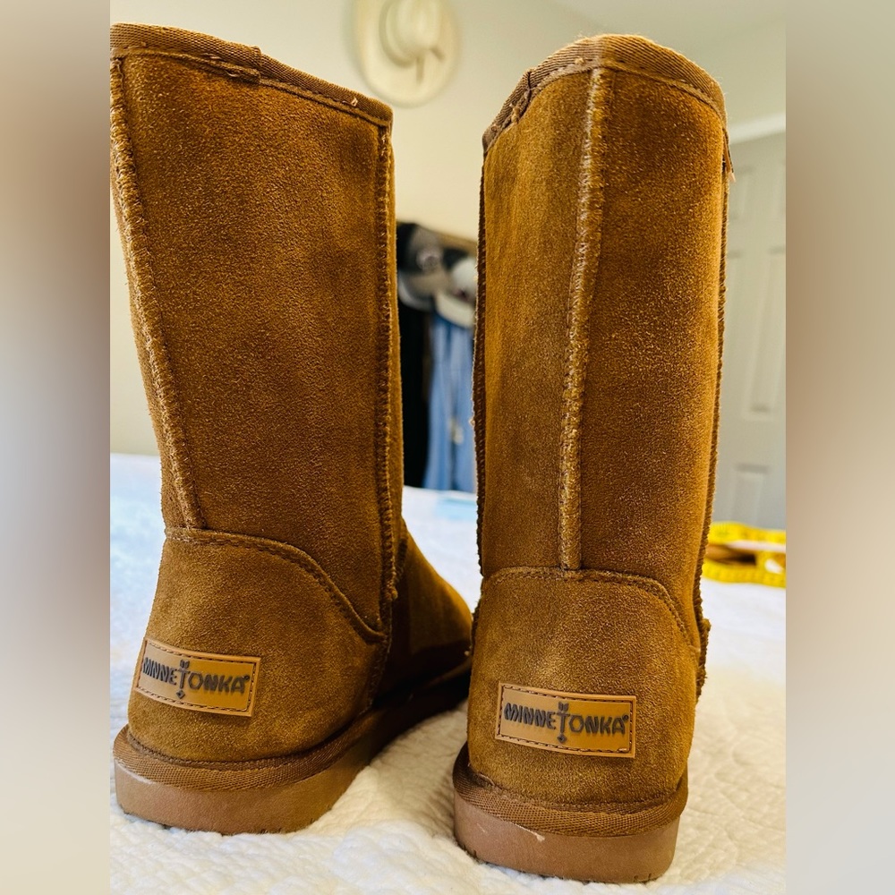 Minnetonka women’s Olympia Boots | Ugg like boots - Picture 2 of 10